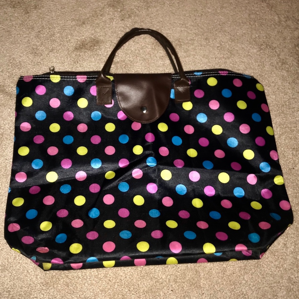 Polka dot tote bag.